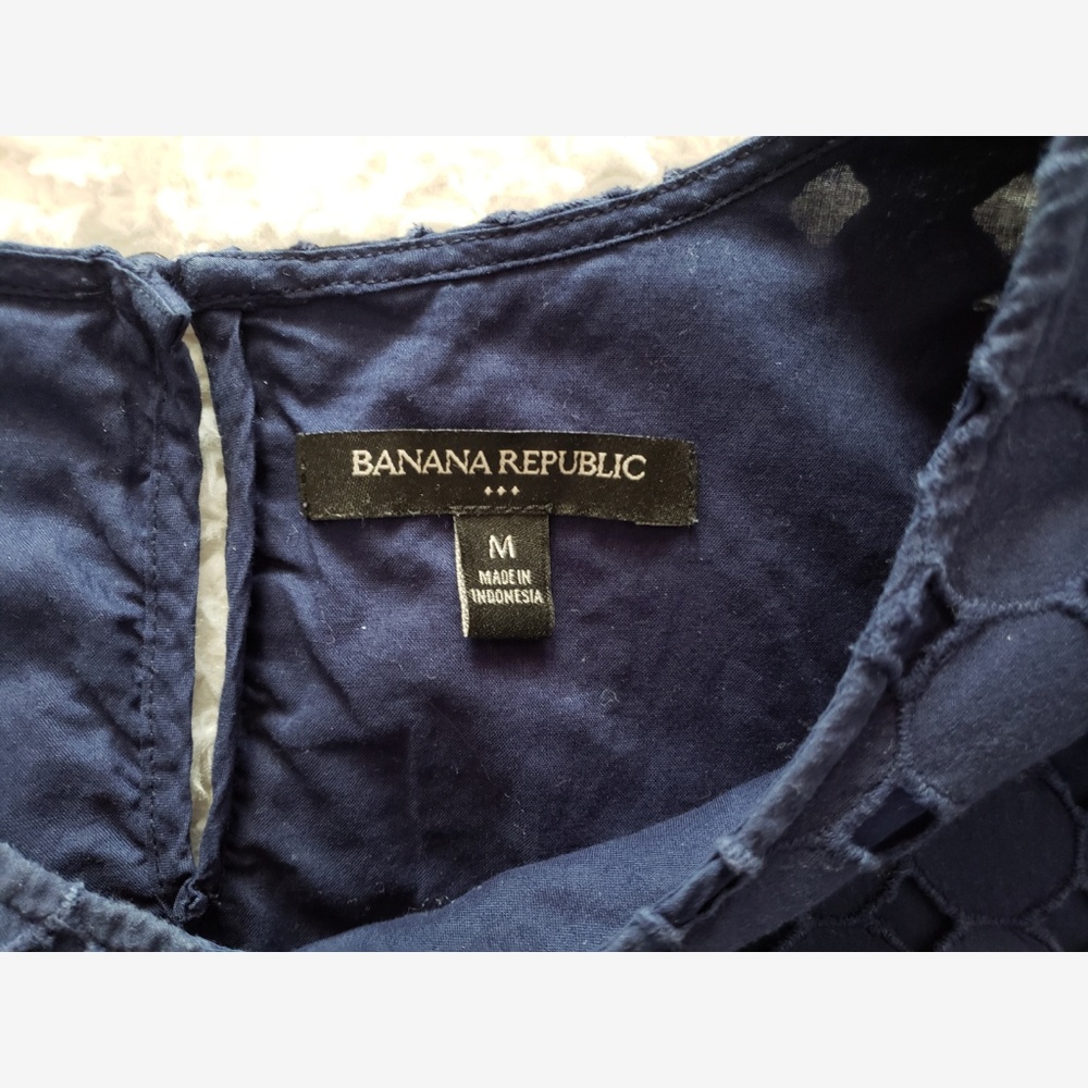 Banana Republic Blue Hexagon Lace Top Size M - Picture 5 of 5